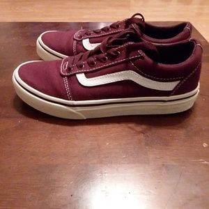 Vans (maroon) boys she's size 2.5 new